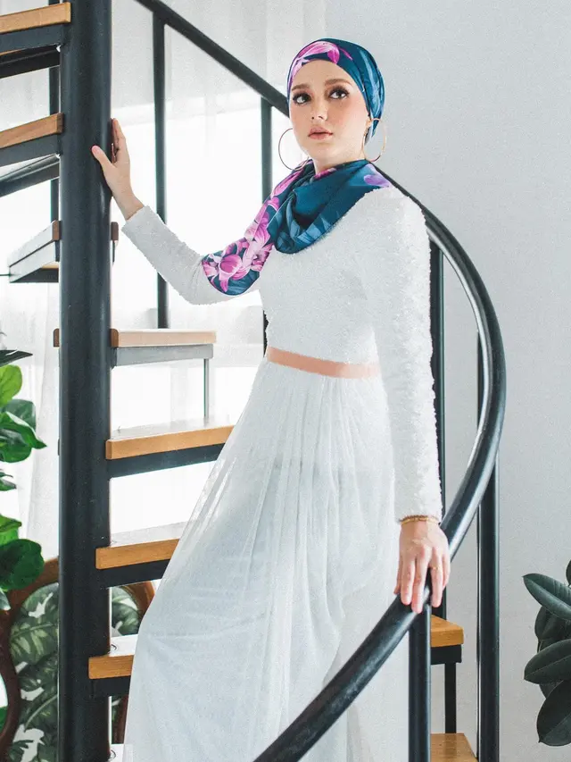 6 Potret Yasmine Ow Calon Adik Ipar Irish Bella saat Berhijab Ini Curi Perhatian