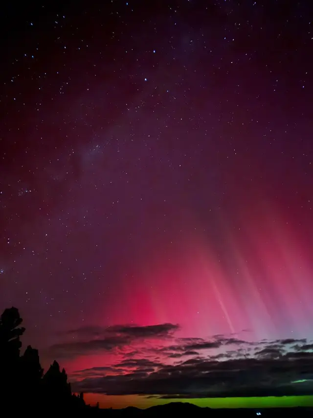 Nana Mirdad menikmati indahnya aurora. [Foto: Instagram/nanamirdad_]