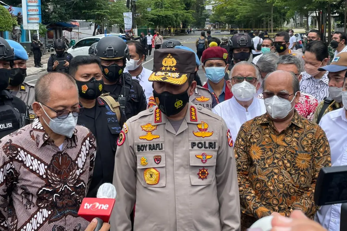 Kepala Badan Nasional Penanggulangan Terorisme (BNPT) Komjen Boy Rafli saat mengunjungo lokasi ledakan di Gerejal Katedral Makassar. (Liputan6.com/Fauzan)