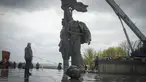 Sebuah monumen era Soviet untuk persahabatan antara Rusia dan Ukraina terlihat selama pembongkarannya, di tengah invasi Moskow di Kiev tengah, Ukraina, Selasa (26/4/2022). Patung perunggu setinggi 8 meter itu menggambarkan seorang pekerja Ukraina dan Rusia di atas alas, memegang tinggi-tinggi tatanan persahabatan Soviet. (Genya SAVILOV / AFP)
