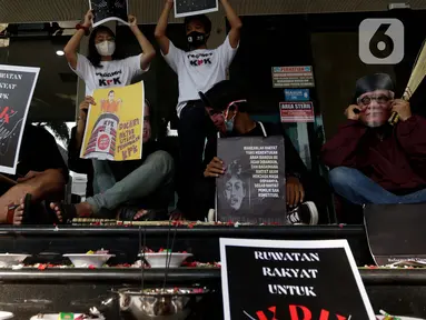 Pegiat Antikorupsi yang menamakan diri Rakyat Indonesia Peruwat KPK, melakukan aksi teatrikal "Ruwatan" di Lobby Gedung Anti-Corruption Learning Center (ACLC) KPK, Jakarta, Jumat (28/5/2021). Ruwatan ini sebagai simbol pengusiran energi jahat dari tubuh KPK. (Liputan6.comHelmi Fithriansyah)