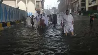 Kawasan sekitar Masjidil Haram tergenang air usai dilanda hujan badai. (Maryanto)
