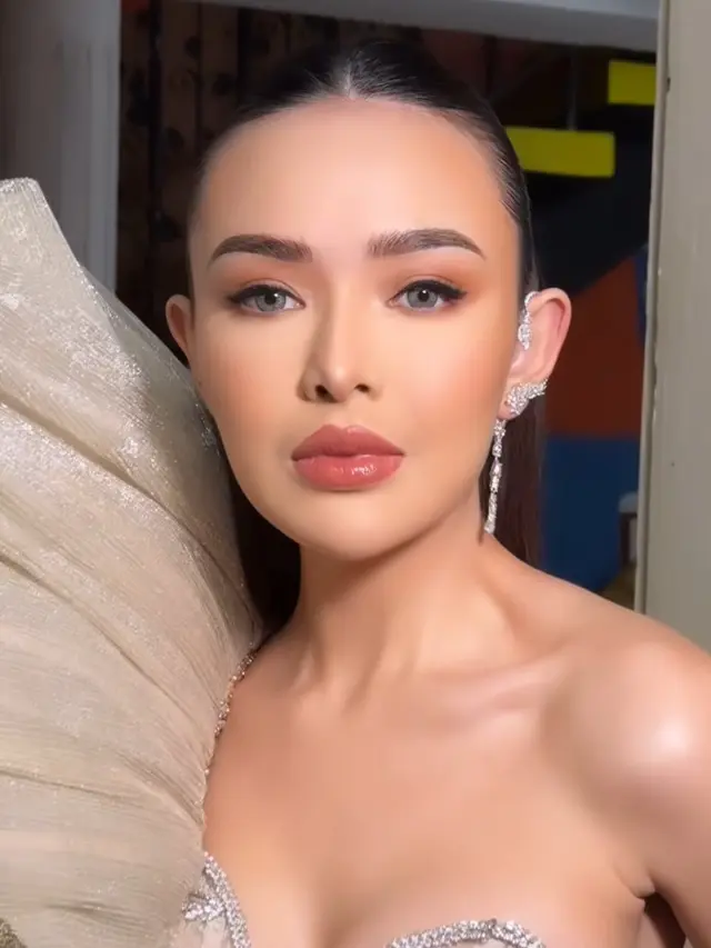 Amanda Manopo Dibalut Gaun Siluet Sayap. [@bennusorumba]