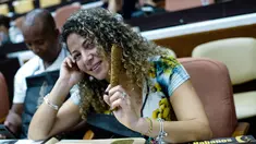 Peserta wanita menunjukkan cerutu yang dibuatnya selama kelas master dalam Festival Havana Cigar ke-20 di Istana Konvensi di Havana, Kuba (28/2). (AFP Photo/Adalberto Roque)