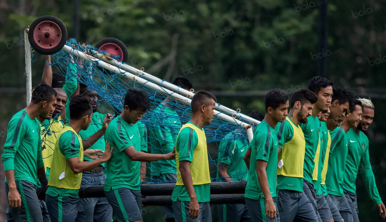 Nuansa kekeluargaan antar pemain memang tercipta saat latihan Timnas Indonesia di Lapangan SPH Sentul, Jawa Barat, Kamis (1/12/2016). (Bola.com/Vitalis Yogi Trisna)