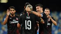 Bek AC Milan, Theo Hernandez (19) berselebrasi dengan rekan-rekannya usai mencetak gol ke gawang Napoli pada pertandingan lanjutan Liga Serie A Italia di Stadion San Paolo di Naples, Italia, Minggu, (12/7/2020). AC Milan bermain imbang 2-2 atas Napoli. (Spada/LaPresse via AP)