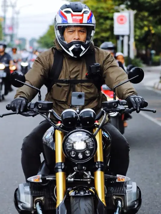 "Sekarang lebih nikmati sendiri?" tanya Sule. "Sementara iya," jawab Ariel Noah secara tegas.  (Instagram/arielnoah)