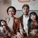 Siti Badriah dan Krisjiana Baharuddin mengajak kedua anaknya menghadiri sebuah acara pernikahan. Keluarga ini pun tampil dengan dress code Jawa sesuai dengan tema acara pernikahan. [@sitibadriahh]