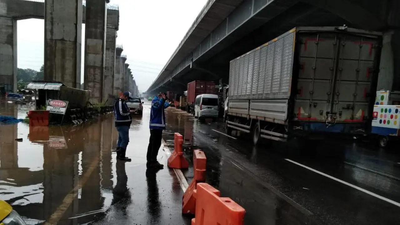 Jalan tol terendam banjir.