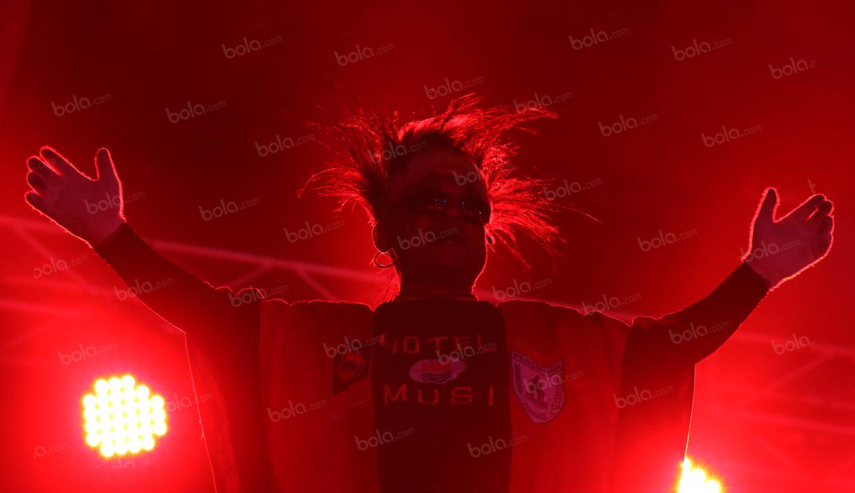 Seorang Persipura Mania jubah panjang memimpin rekan-rekannya memeriahkan laga pembuka Torabika Soccer Championship 2016 di Stadion Mandala, Jayapura, Papua, Jumat (29/4/2016). (Bola.com/Nicklas Hanoatubun)