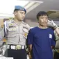 Kapolda Metro Jaya Irjen Pol M Iriawan menunjukkan barang bukti beserta tersangka kasus perampokan dan pembunuhan di rumah Ir. Dodi Triono, Jakarta, Kamis (5/1). (Liputan6.com)