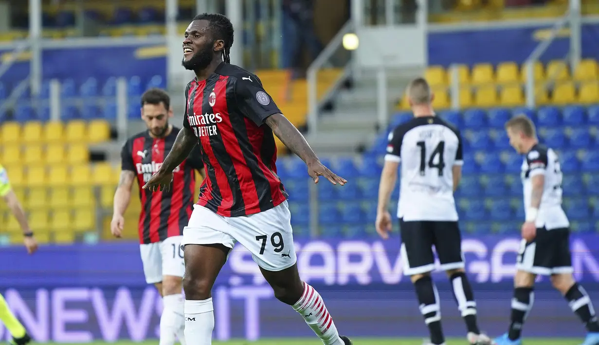 Gelandang AC Milan, Franck Kessie melakukan selebrasi usai mencetak gol kedua timnya ke gawang Parma dalam laga lanjutan Liga Italia 2020/2021 pekan ke-30 di Ennio-Tardini Stadium, Parma, Sabtu (10/4/2021). AC Milan menang 3-1 atas Parma. (LaPresse via AP/Spada)