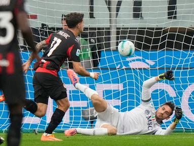Pemain AC Milan, Christian Pulisic, mencetak gol ke gawang Napoli dalam lanjutan Liga Italia 2025/2026 di Stadion San Siro, Senin, (29/9/2025). (AP Photo/Luca Bruno)