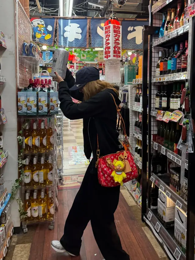 OOTD Serba Hitam Lisa BLACKPINK Liburan di Jepang, Tenteng Tas Hermes Langka Seharga Rp5 Milyar