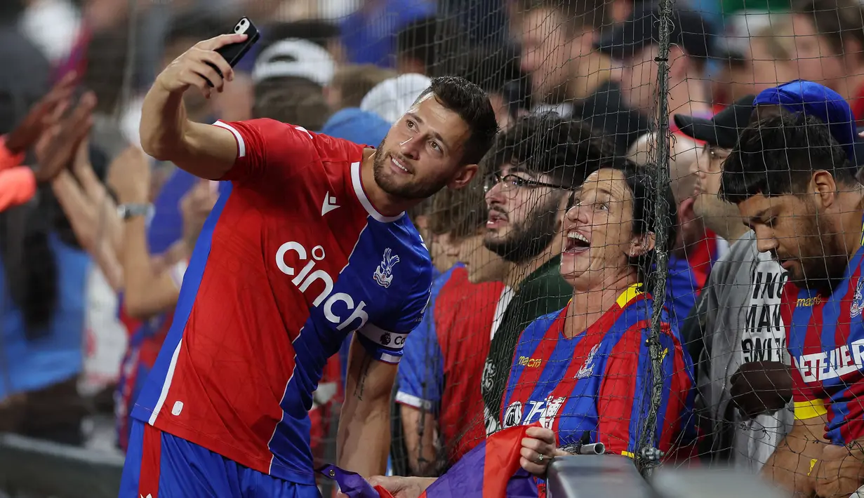 Joel Ward telah memperkuat Crystal Palace sejak 1 July 2012 usai didatangkan dari Portsmouth. Joel Ward menjadi orang nomor dua di Crystal Palace dengan penampilan terbanyak bermain di Liga Inggris sebanyak 285 penampilan. Total hingga hari ini, Sabtu (14/10/2023) ia telah bermain selama 11 tahun 4 bulan untuk The Eagles. (AFP/Getty Images/Gregory Shamus)