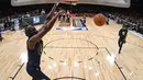 Pemain Indiana Pacers, Victor Oladipo saat memasukan bola saat mengikuti kontes basket All-Star NBA All-Star 2018 di Los Angeles, AS (17/2). Victor Oladipo tampil unik menggenakan topeng dari film "Black Panther". (AP Photo/Chris Pizzello, Pool)