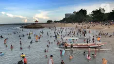 Wisatawan beraktifitas di kawasan Pantai&nbsp; Sanur, Denpasar, Bali, Senin (2/5/20222). Ribuan wisatawan lokal&nbsp; dari seputar kota Kenpasar dan kota-kota di Pulau Jawa memadati Pantai Sanur untuk mengisi liburan Idul Fitri 1443 H. (merdeka.com/Arie Basuki)