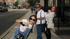 Begini potret kebersamaan Amel Carla bersama ibu dan ayahnya saat jalani liburannya di Inggris. Dalam liburan bersama keluarganya, Amel banyak abadikan momen seru bersama dengan gaya yang stylish. Banyak netizen pun penasaran dengan kamera yang digunakan aktris tersebut. (Liputan6.com/IG/@amelcarla)