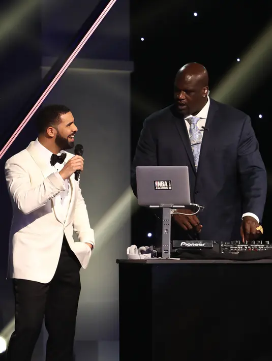 Pembawa acara Drake berbincang dengan legenda NBA, Shaquille O'Neal, yang sedang menjadi DJ saat memeriahkan ajang NBA Awards 2017 di Basketball City, New York, Senin (26/6/2017). (NBAE via Getty Images/Nathaniel S. Butler)