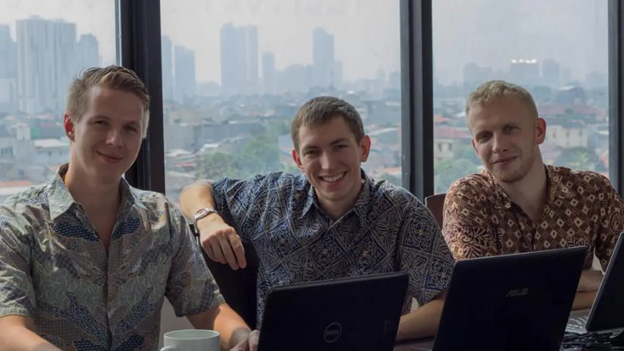 Foto Pakai Baju Batik, Para Bule Ini Malah Bikin Ngakak!