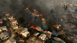 Sejumlah titik api muncul di Valparaiso dan Vina del Mar, dua kota pesisir di negara Amerika Selatan tersebut. (Javier TORRES/AFP)