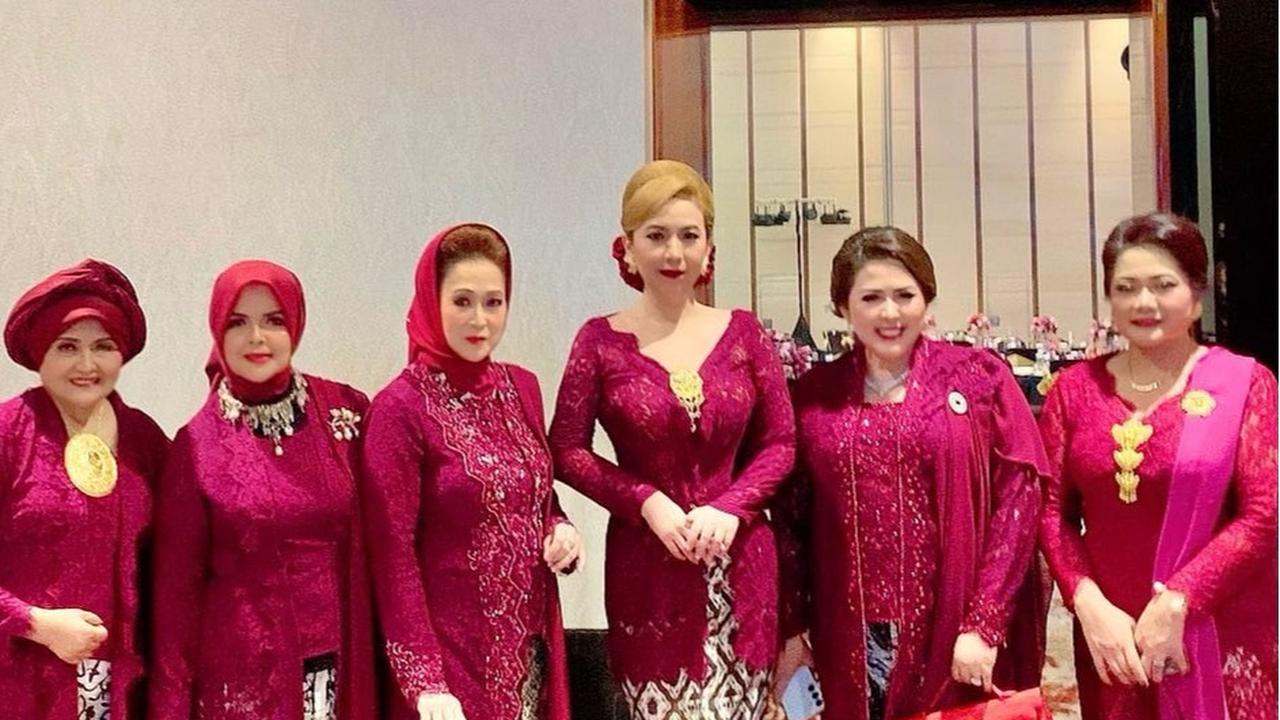 Potret Cantik Heni Tania Istri Kombes Polisi Kenakan Kebaya Warna Ungu