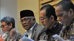 Plt Ketua KPK Taufiequrachman Ruki (kedua kanan) menggelar konferensi pers terkait rencana revisi UU No.30 th 2002, Jakarta, Rabu (7/10/2015). KPK menolak tegas rencana revisi UU tersebut karena akan melemahkan KPK. (Liputan6.com/Andrian M Tunay)