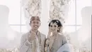 Pernikahan pasangan itu berlangsung sakral dengan mengusung serangkaian prosesi adat Jawa.  Begitu pula dengan busana yang dikenakan Belva Devara dan Sabrina Anggraini yang tampil menawan berbalut busana adat Jawa. (Instagram/belvadevara).
