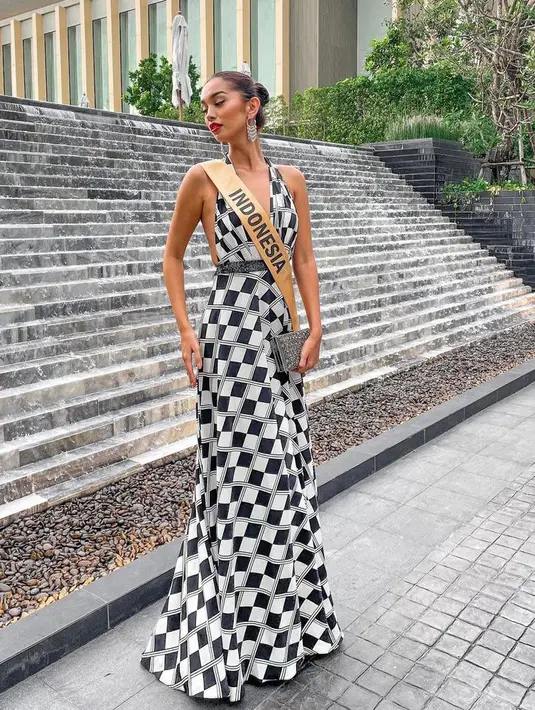 Memiliki tinggi 182 cm, Sophia Rogan sudah berkarier di dunia modelling sejak usianya 15 tahun. (Instagram/thesophiarogan)