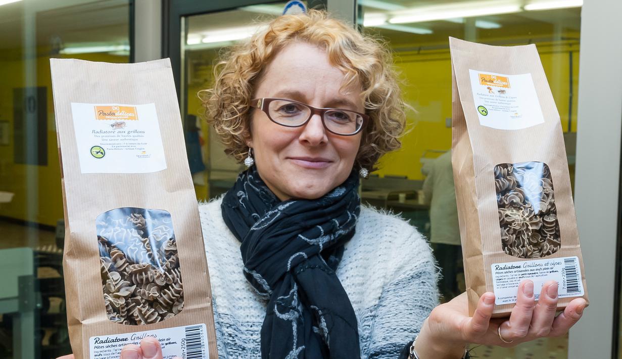 Pemilik "L'Atelier a pates" (toko pasta), Stephanie Richard menunjukkan kemasan pasta yang menggunakan tepung serangga dari belalang dan jangkrik di Thiefosse, Prancis, 8 Februari 2016. (JEAN-Christophe Verhaegen/AFP)