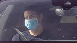Pemain Real Madrid, James Rodriguez, tiba untuk menjalani tes virus corona COVID-19 di fasilitas pelatihan Valdebas, Madrid, Rabu (6/5/2020). Skuat Real Madrid jalani tes virus corona jelang latihan dan rencana kembali bergulirnya kompetisi La Liga. (AFP/Baldesca Samper)