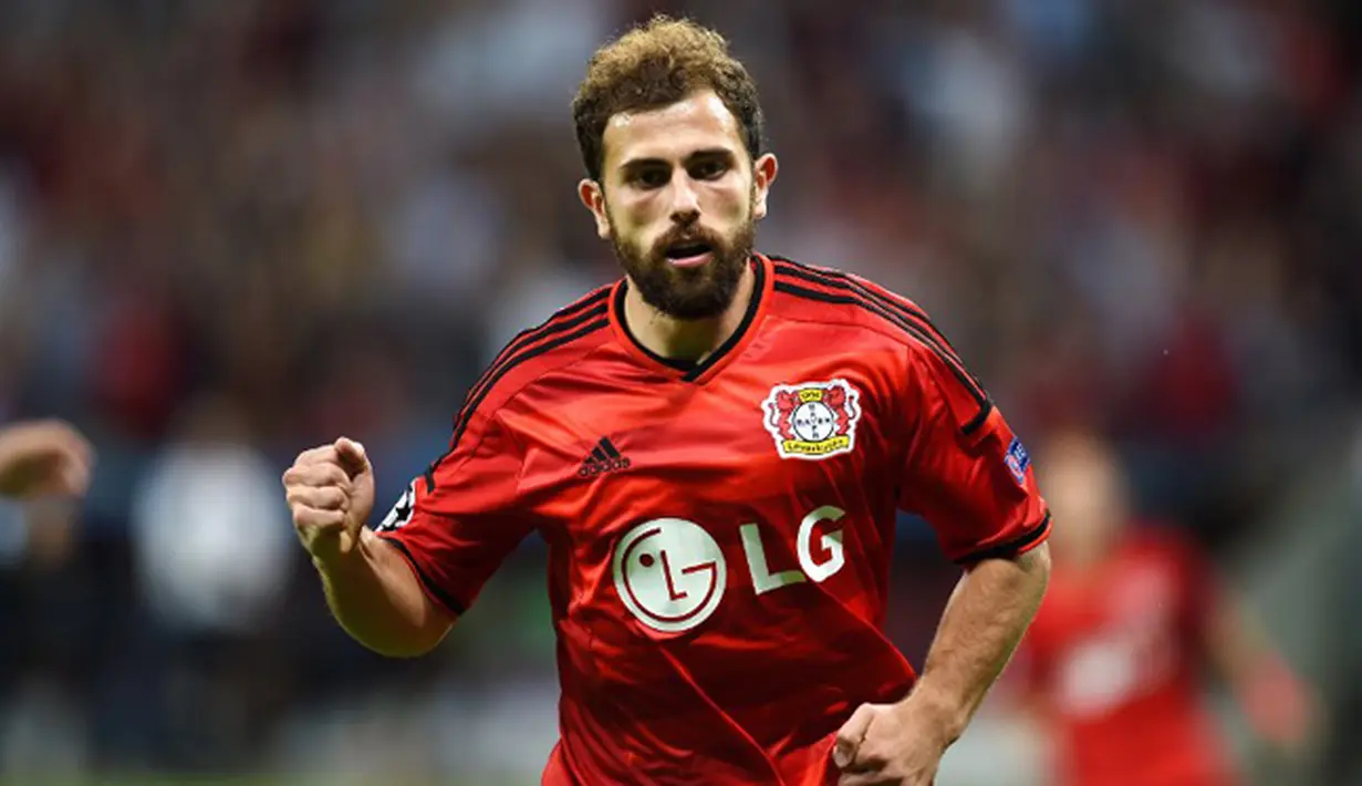 Penyerang Leverkusen, Admir Mehmedi melakukan selebrasi usai mencetak gol ke gawang Lazio pada leg kedua Liga Champions di Leverkusen, Jerman, (26/8/2015). Leverkusen menang atas Lazio dengan skor 3-0. (AFP PHOTO/Patrik STOLLARZ)