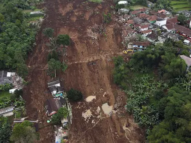 Foto udara kondisi longsor akibat gempa berkekuatan magnitudo 5,6 di Cijendil, Kabupaten Cianjur, Jawa Barat, Rabu (23/11/2022). Puluhan warga di kawasan itu diperkirakan masih tertimbun longsor pascagempa yang mengguncang Cianjur pada 21 November 2022. (Liputan6.com/Herman Zakharia)