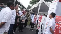 Presiden RI Joko Widodo, didampingi Menteri BUMN Rini Soemarno dan Direktur Utama Pertamina Nicke Widyawati meninjau display Pertashop. (Dok Pertamina)