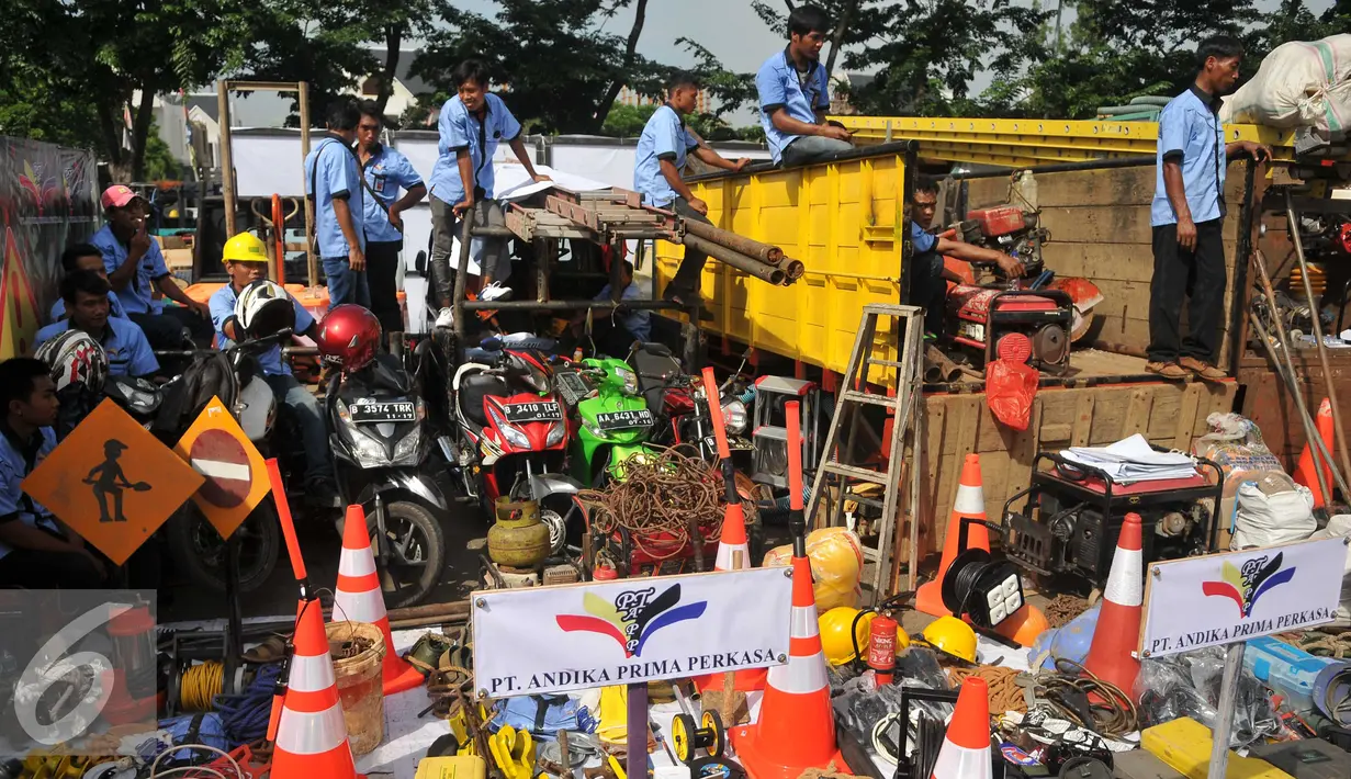 Petugas PLN mengecek peralatan kerja di Jakarta, Rabu (27/4). Hal ini dilakukan PLN sebagai upaya memonitor setiap unsur pelaksanaan pekerjaan dalam rangka memberikan pelayanan terbaik serta pasokan listrik yang handal. (Liputan6.com/Gempur M Surya)