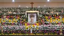 Foto Jonghyun SHINee terpampang di tengah rumah duka tempat jenazahnya disemayamkan di Seoul Asan Hospital, Korea Selatan, Selasa (19/12). Jonghyun SHINee  akan dimakamkan pada Kamis (21/12) mendatang, pukul 09.00 waktu setempat. (CHOI Hyuk/pool/AFP)