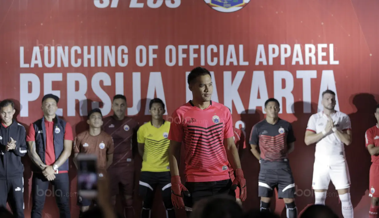 Aksi Andritany Ardhiyasa bergaya di Catwalk menggunakan jersey  terbaru pada Launching Official Apparel di Springhill, Kemayoran, Jakarta (2/2/2018). Specs resmi menjadi partner apparel untuk Persija Jakarta. (Bola.com/Nick Hanoatubun)
