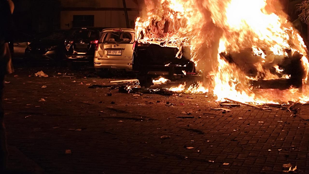 Demo Solidaritas untuk Affan Kurniawan Ricuh, Mobil di Kantor DPRD Makassar dan Sulsel Dibakar