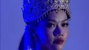 Riasannya dibuat glam bold dengan lipstik merah dan riasan mata yang tajam [@yasvidjaganata]