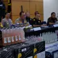 Bea Cukai Batam bekerja sama dengan Polda Kepulauan Riau menindak kontainer bermuatan ribuan botol minuman mengandung etil alkohol (MMEA) ilegal asal Singapura di Kawasan Buana Central Park Batam pada 25 Januari 2024.