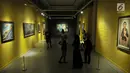 Pengunjung melihat sejumlah lukisan koleksi Istana Kepresidenan yang dipamerkan di Galeri Nasional, Jakarta, Senin (6/8). Pameran menampilkan 45 lukisan, patung, dan seni kriya dari 34 seniman Indonesia dan mancanegara. (Merdeka.com/Iqbal Nugroho)