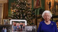 Potret Ratu Elizabeth II saat melakukan proses pembuatan pidato Hari Natal. (Dok. Instagram @the_mountbatten_windsor/https://www.instagram.com/p/B6b2_vIHDdr//Tri Ayu Lutfiani)