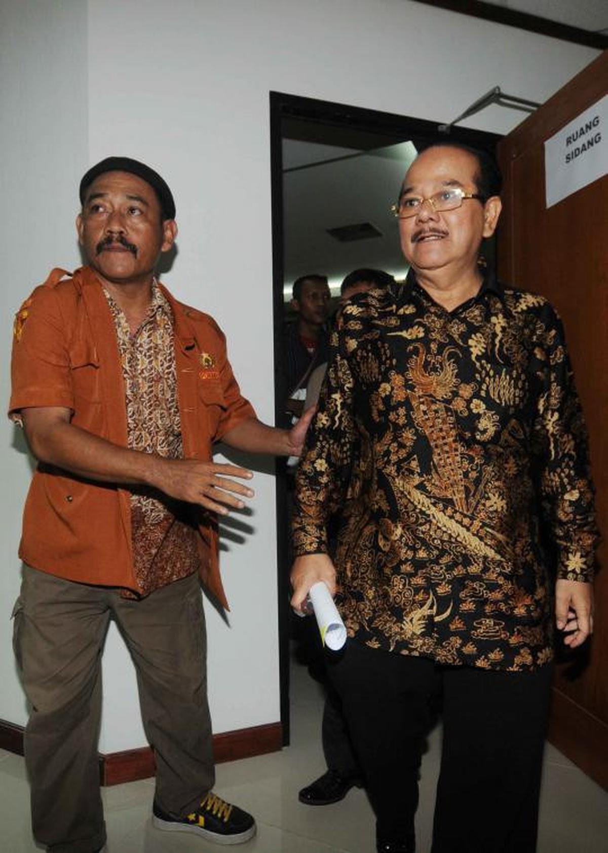 Bersama anaknya, Zulkarnaen Djabar jalani sidang perdana