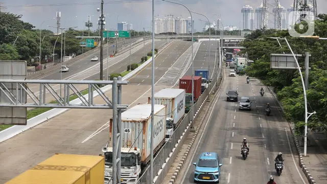Kemacetan Terurai, Jalan Yos Sudarso Arah Pelabuhan Tanjung Priok Jakarta Tampak Lengang