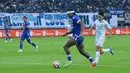 Pemain Persib Bandung, Ramon Tanque mencoba melewati pemain PSIM Yogyakarta, Ezequiel Vidal pada pertandingan pekan ke-31 BRI Super League 2025/2026di Stadion Gelora Bandung Lautan Api, pada Senin (4/5/2026) sore WIB. (Bola.com/Erwin Snaz)