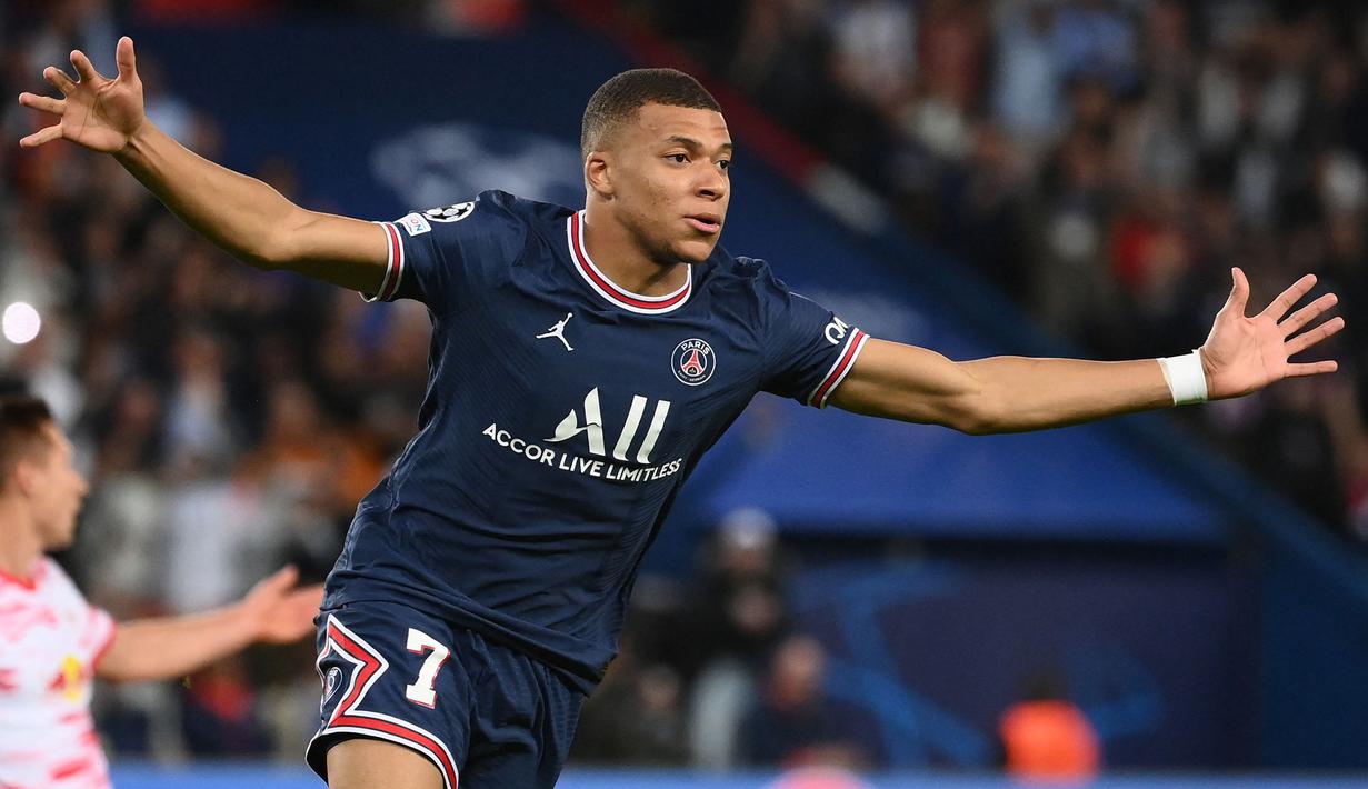 Kylian Mbappe meraih penghargaan Golden Boy pada tahun 2017 saat mencuat bersama Monaco. Bakatnya terus berkembang usai dirinya bergabung bersama PSG. Mbappe juga sukses mengantarkan Timnas Prancis menjuarai Piala Dunia 2018 sekaligus mencetak gol di partai final. (AFP/Franck Fife)