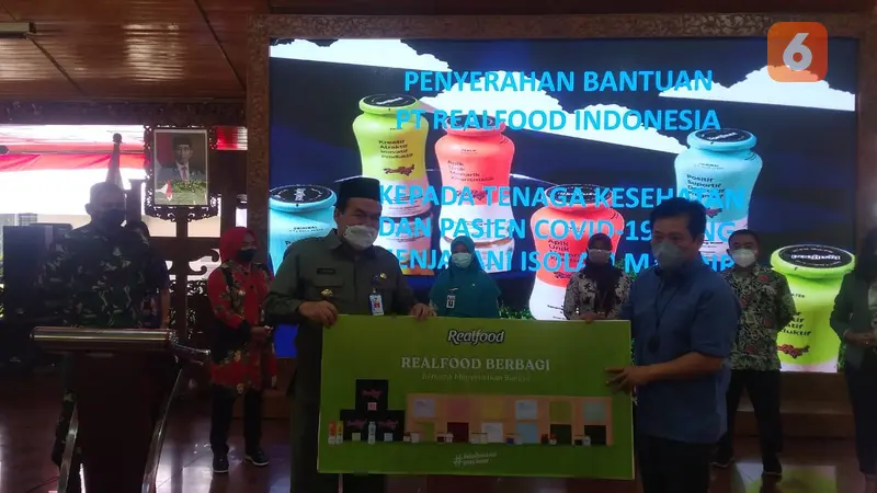 PT Realfood Winta Asia memberikan donasi berupa minuman Realfood kepada Pemkab Blora. (Liputan6.com/Ahmad Adirin)