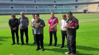 Ketua PSSI, Erick Thohir, beserta rombongan meninjau Stadion Gelora Bung Tomo, Surabaya, Selasa (6/6/2023). (Bola.com/Wahyu Pratama)