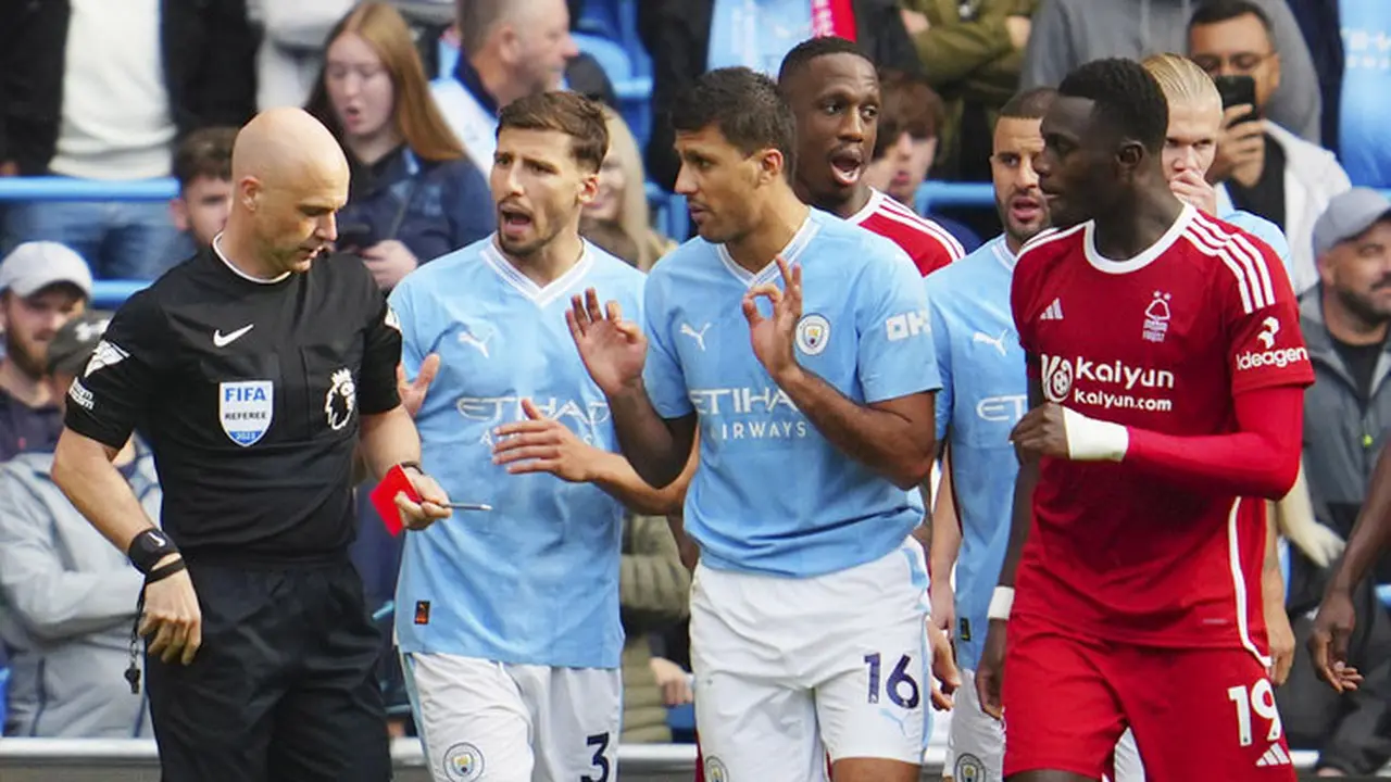 Foto: Momen Kekesalan Pep Guradiola Terhadap Rodri, Petaka Kartu Merah