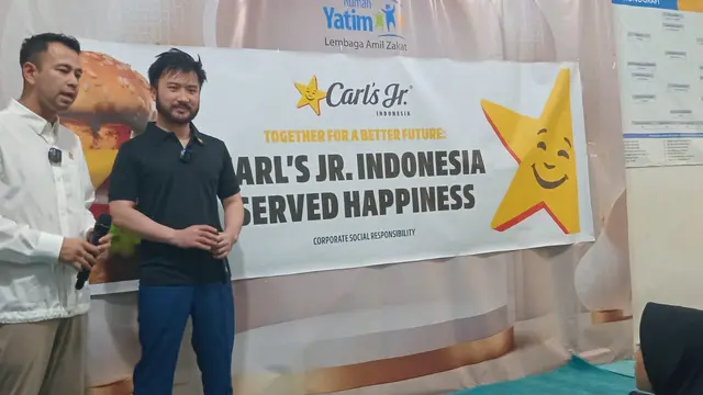 Utusan Khusus Presiden Bidang Pembinaan Generasi Muda dan Pekerja Sen Raffi Ahmad dan Rudy Salim berbagi makanan bergizi pada Jumat (10/01/2025)